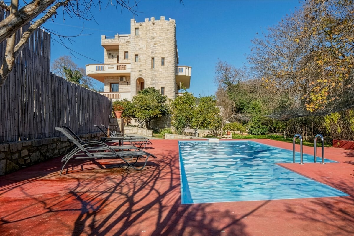 Gianni's Castle - Apartment with Private Pool
