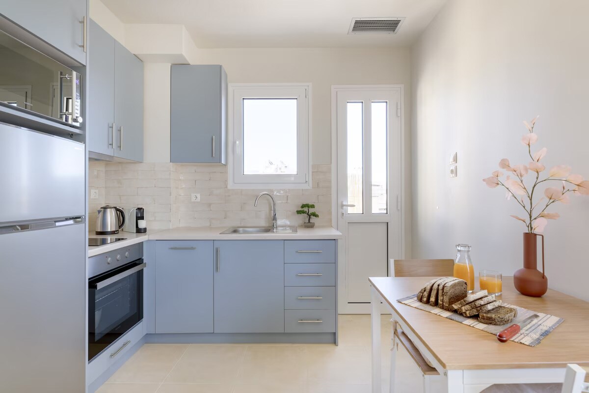 Athenian Sky Retreat: Jacuzzi & Fresh Elegance