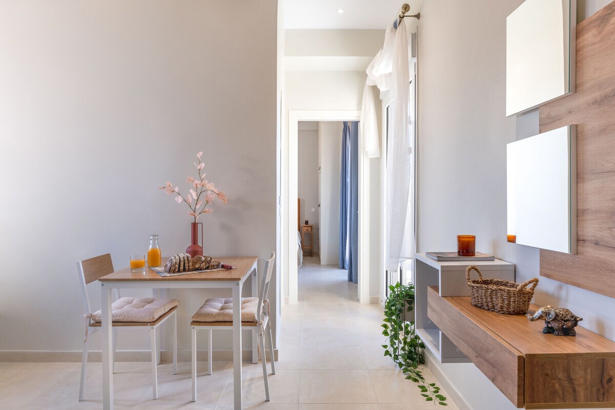 Athenian Sky Retreat: Jacuzzi & Fresh Elegance