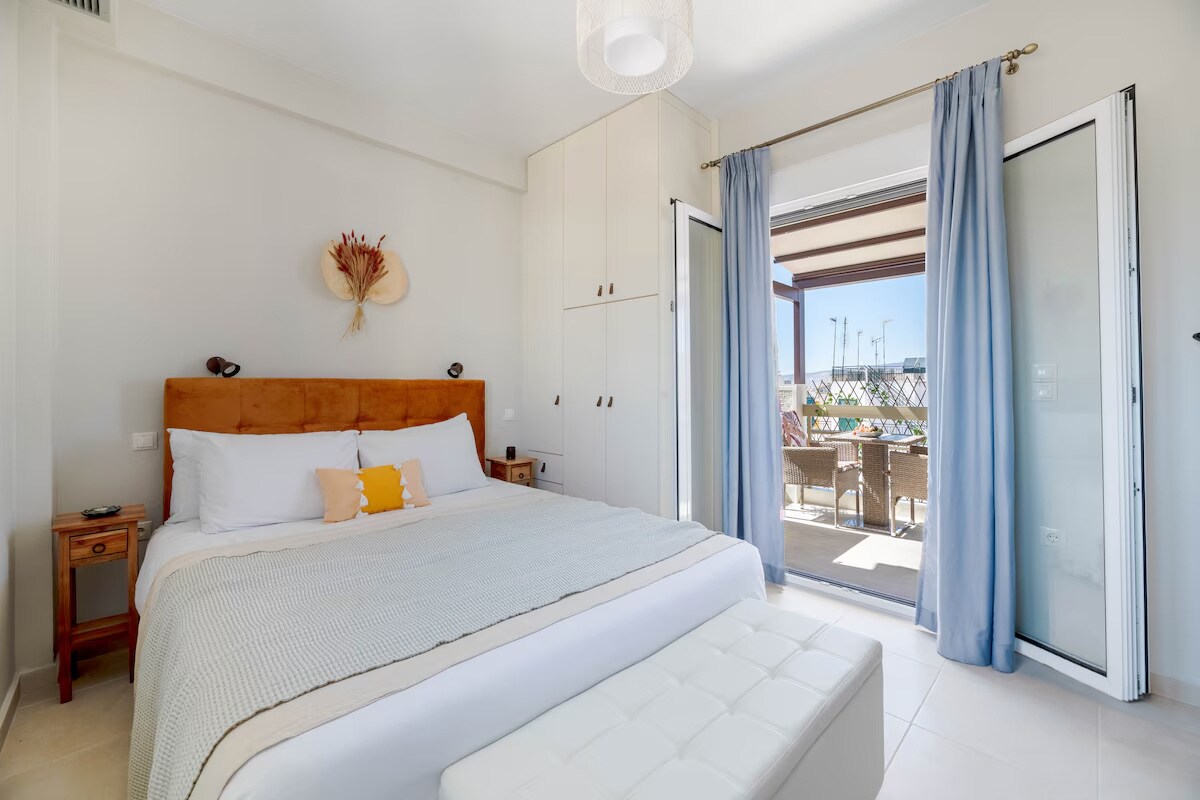 Athenian Sky Retreat: Jacuzzi & Fresh Elegance