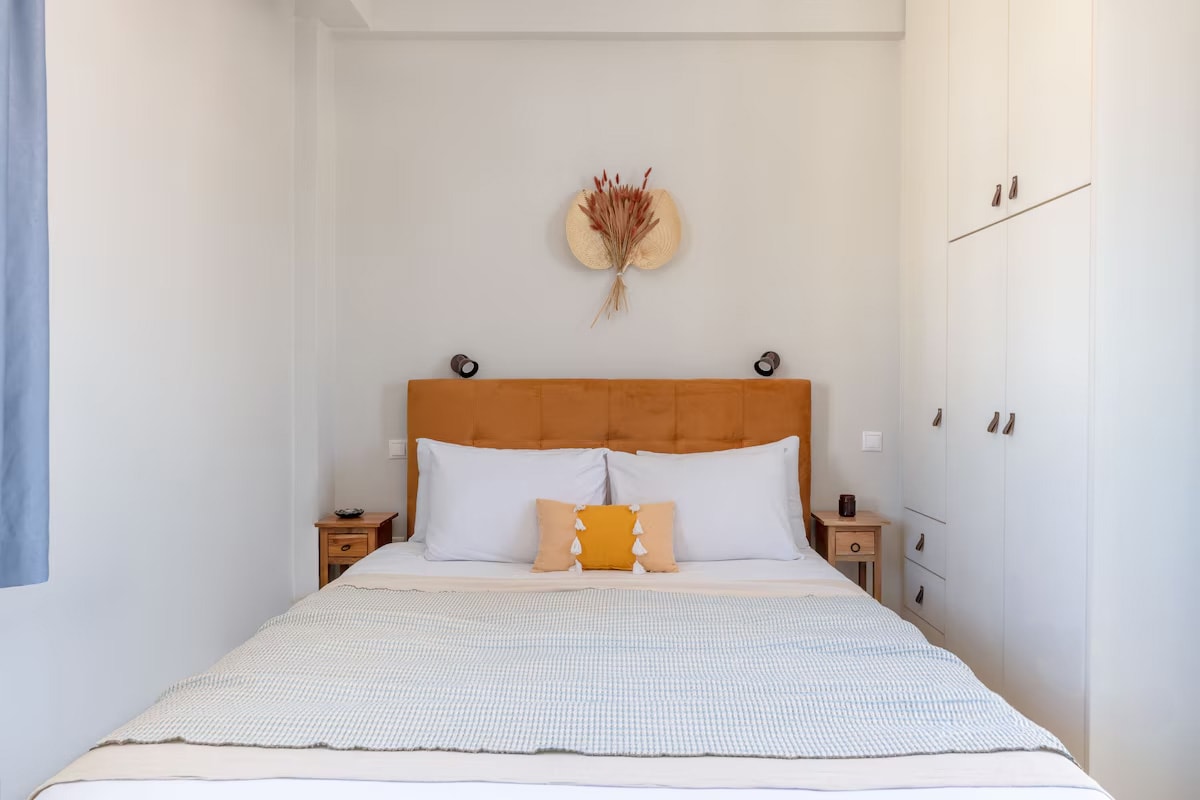 Athenian Sky Retreat: Jacuzzi & Fresh Elegance