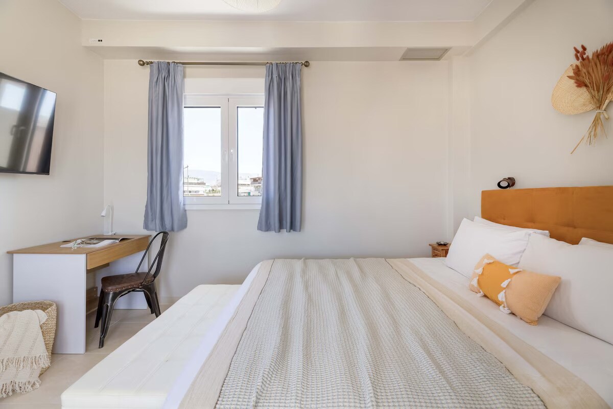 Athenian Sky Retreat: Jacuzzi & Fresh Elegance