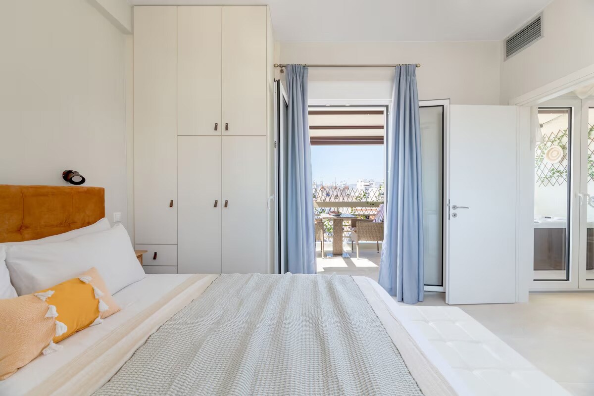 Athenian Sky Retreat: Jacuzzi & Fresh Elegance