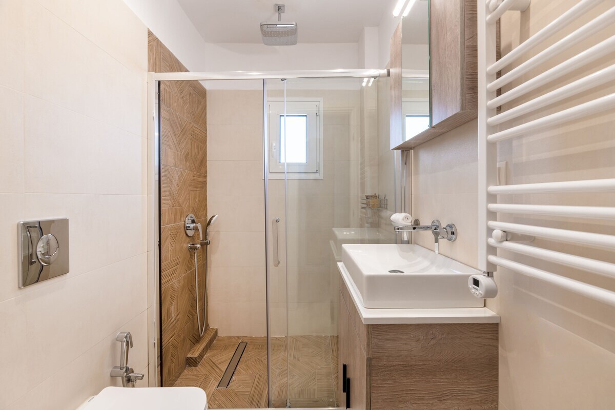 Athenian Sky Retreat: Jacuzzi & Fresh Elegance