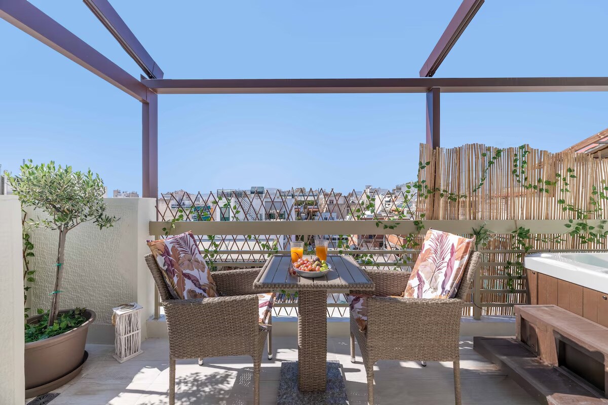 Athenian Sky Retreat: Jacuzzi & Fresh Elegance
