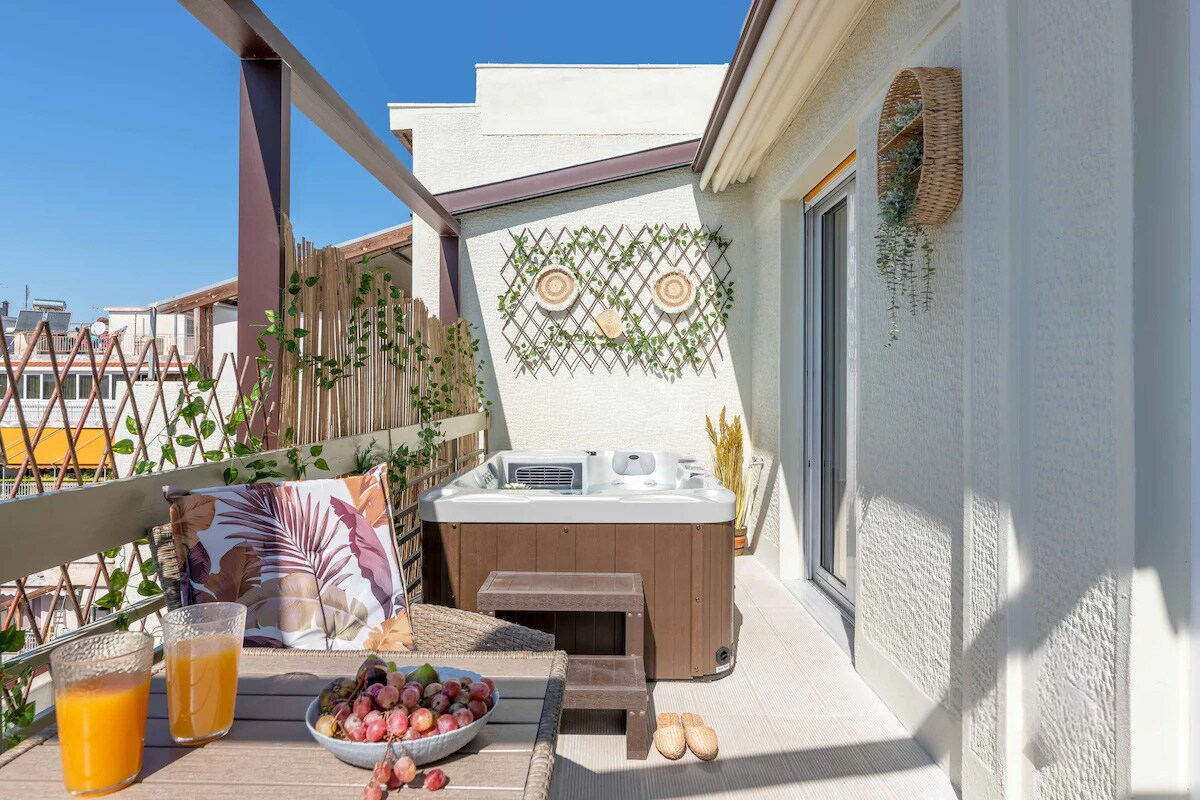Athenian Sky Retreat: Jacuzzi & Fresh Elegance