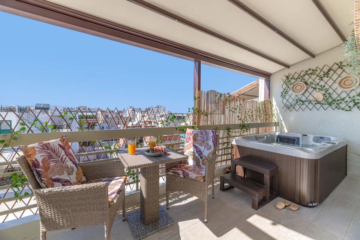 Athenian Sky Retreat: Jacuzzi & Fresh Elegance