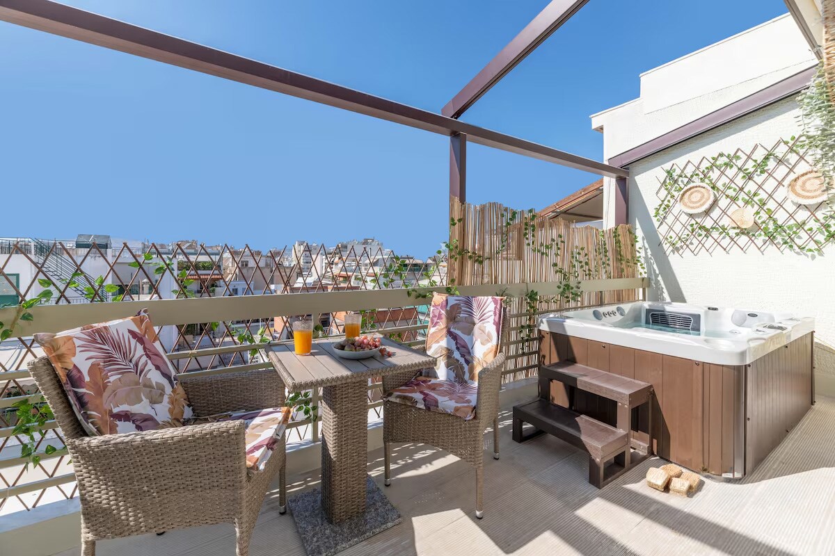 Athenian Sky Retreat: Jacuzzi & Fresh Elegance