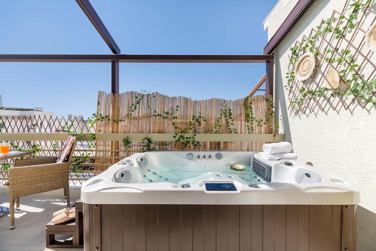 Athenian Sky Retreat: Jacuzzi & Fresh Elegance