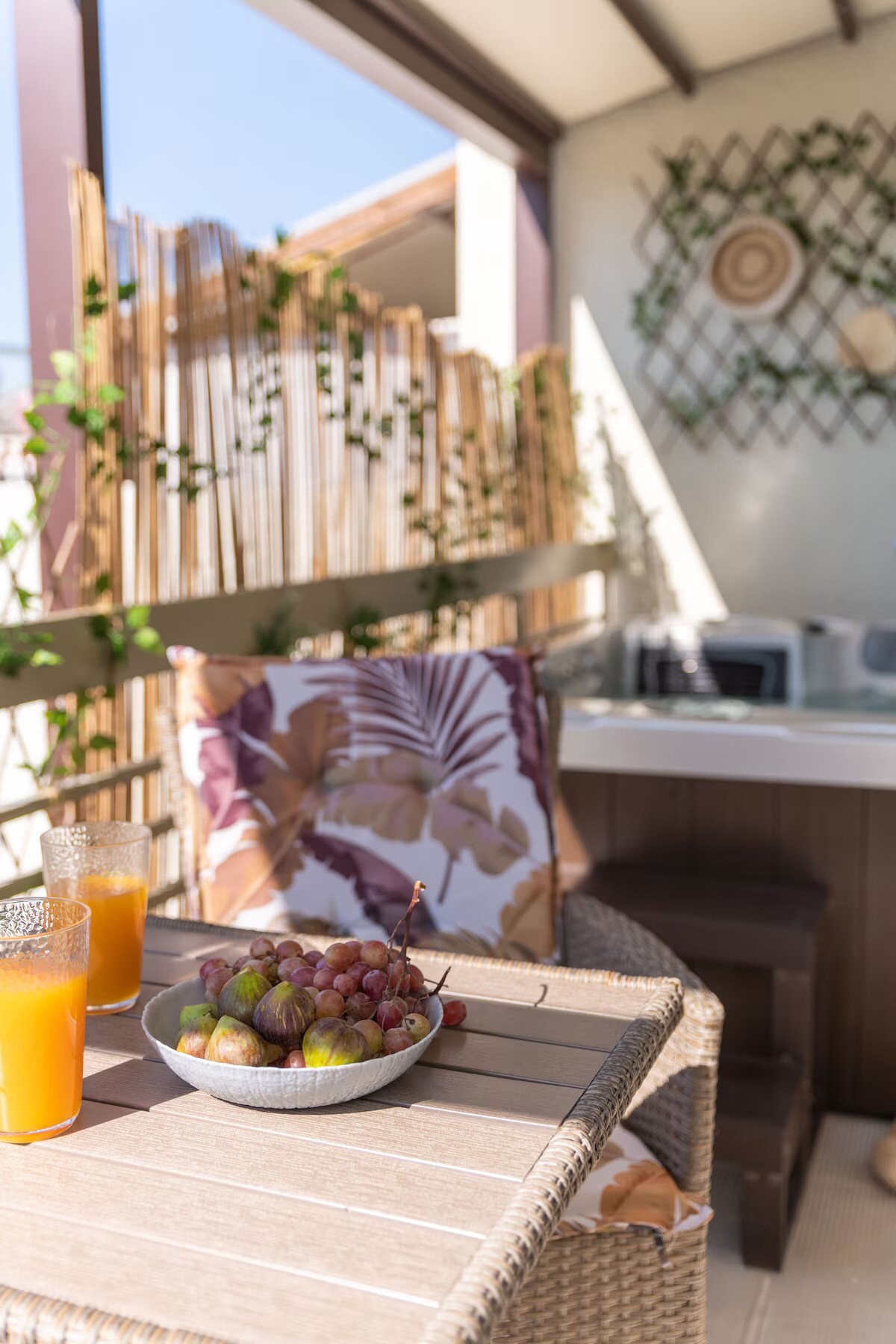 Athenian Sky Retreat: Jacuzzi & Fresh Elegance